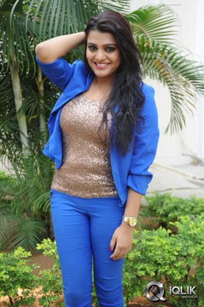 Tashu-Kaushik-at-Reporter-Movie-Teaser-Launch